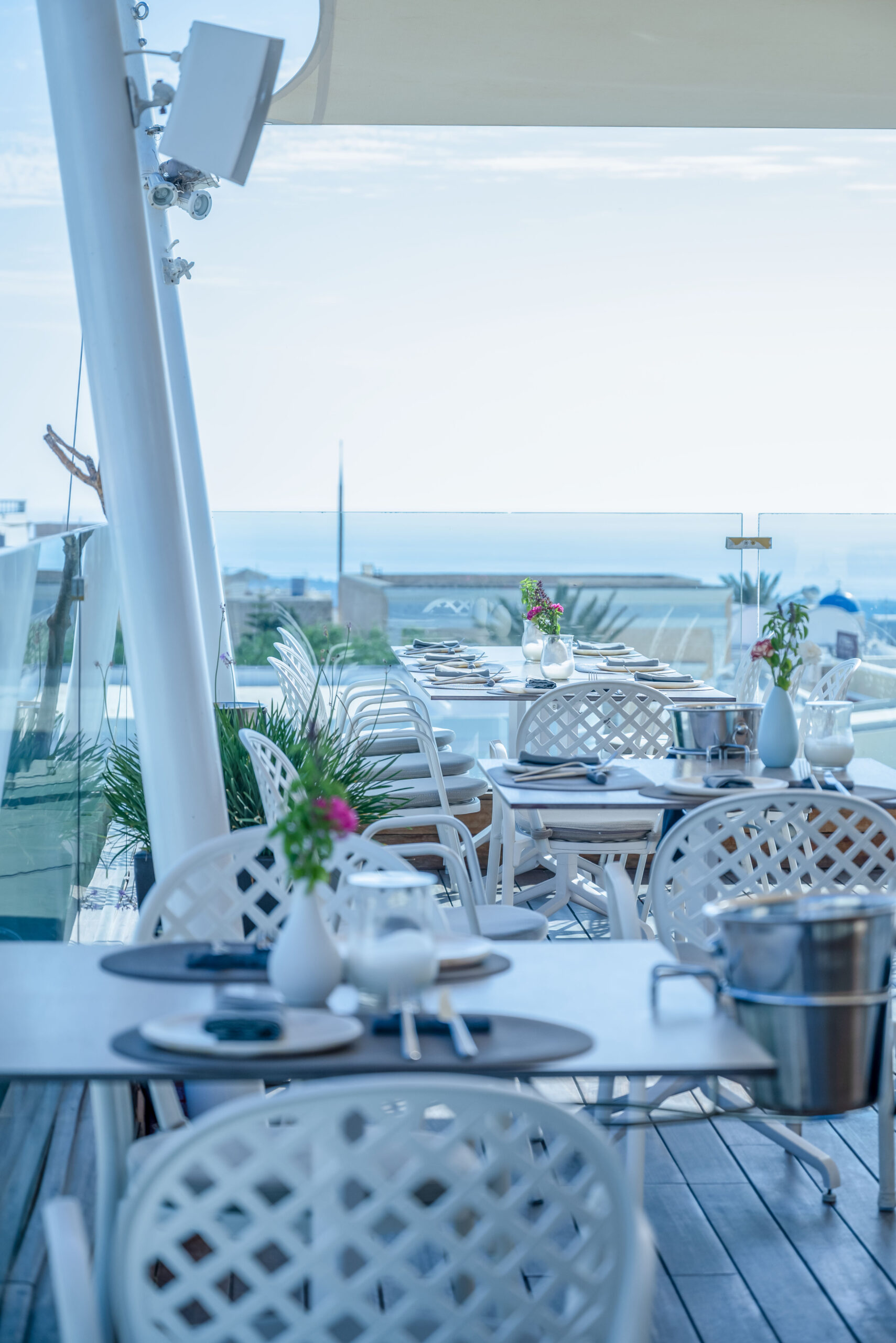 Oia Gefsis restaurant ambience